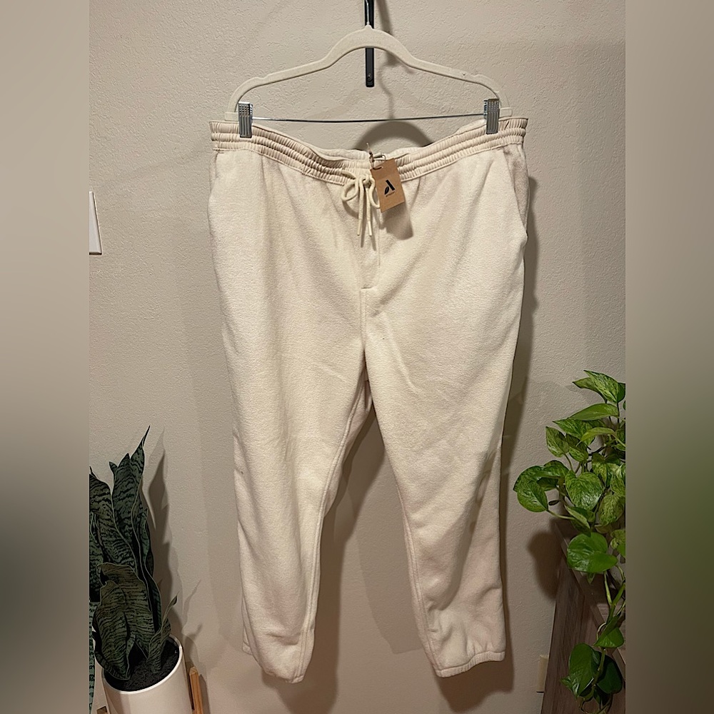 NWT Amazon Essential Unisex Regular Fit Microfleece Closed Bottom Ivory Pants - Picture 1 of 5